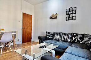 Cheer full 4 Bedroom House Train Station