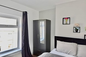 Cheer full 4 Bedroom House Train Station