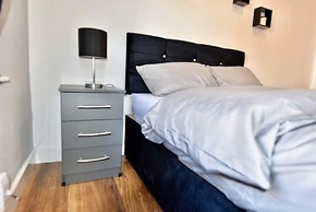 Cheer full 4 Bedroom House Train Station