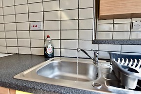 Cheer full 4 Bedroom House Train Station
