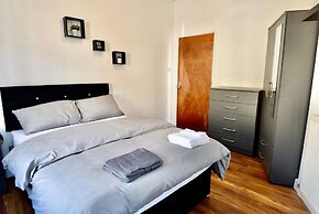 Cheer full 4 Bedroom House Train Station