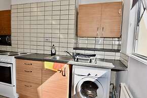 Cheer full 4 Bedroom House Train Station