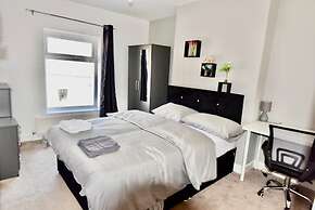 Cheer full 4 Bedroom House Train Station