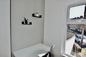 Cheer full 4 Bedroom House Train Station