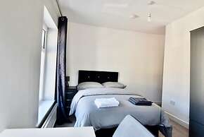 Cheer full 4 Bedroom House Train Station