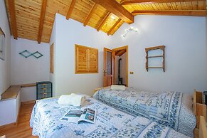 Lake View Chalet