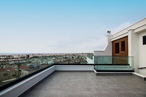 Phaedrus Living: Sea View Anna Residence 301