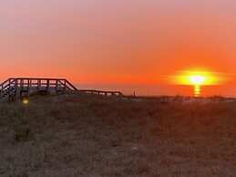 Driftwood Cottage - First Floor Oceanfront Beach Retreat! Exceptional 