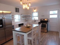 Seachelle - Fully Renovated Luxury Beach Cottage! Pet Friendly! 1 Bedr