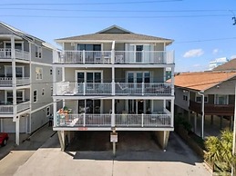 Laid Back By The Sea - Steps From The Beach With Amazing Ocean Views.