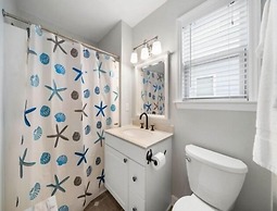 Laid Back By The Sea - Steps From The Beach With Amazing Ocean Views.