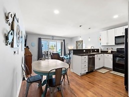 Laid Back By The Sea - Steps From The Beach With Amazing Ocean Views.