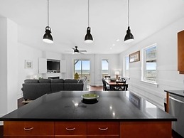 A Shore Thing 1 - Oceanfront And Dog Friendly! Private Beach Access! 3