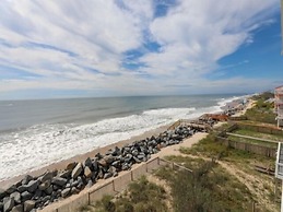 Beach Sunrise - Relaxing and Romantic! Enjoy Ocean Views From the Bedr