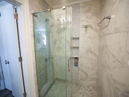 Beach Sunrise - Relaxing and Romantic! Enjoy ocean views from the bedr