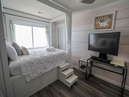 Beach Sunrise - Relaxing and Romantic! Enjoy ocean views from the bedr