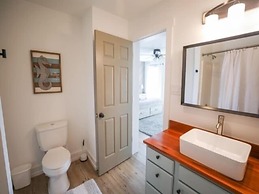 Out of the Blue - Short Walk to Kure Beach Pier, Restaurants, and Shop