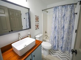 Out of the Blue - Short Walk to Kure Beach Pier, Restaurants, and Shop