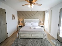 Out of the Blue - Short Walk to Kure Beach Pier, Restaurants, and Shop