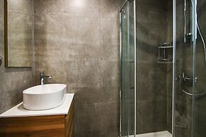Phaedrus Living: Sea View Anna Residence 302