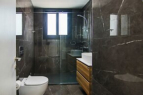 Phaedrus Living: Sea View Anna Residence 302