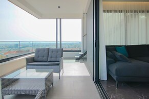 Phaedrus Living: Sea View Anna Residence 302