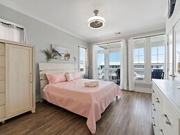 Pelican Watch - Steps Away From A Beautiful Beach In A Prime Location 