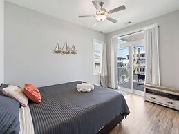 Pelican Watch - Steps Away From A Beautiful Beach In A Prime Location 