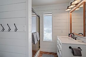 Newly Renovated 12 Sequoia Home, Spacious and Kids Friendly by Redawni