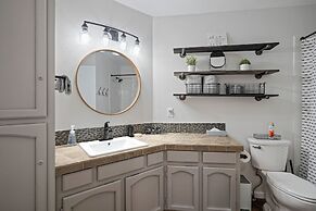 Newly Renovated 12 Sequoia Home, Spacious and Kids Friendly by Redawni