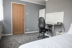 Beautiful Modern & Contemporary Home Close to City