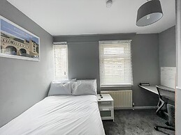Beautiful Modern & Contemporary Home Close to City