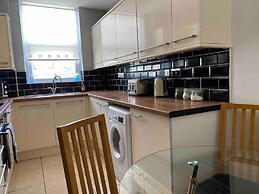 7 Person Home Flat W/parking - Near Swansea Centre