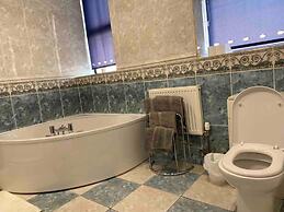 7 Person Home Flat W/parking - Near Swansea Centre