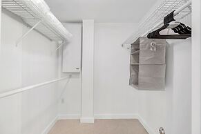 Modern 2-BD Condo in the Heart of Miami