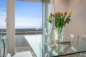 Pleasant View - Direct Beach Access Sea Views and Parking