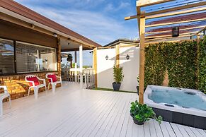 Character 4BR Home - Seaview - Skyline - Hot tub