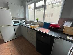 Beautiful 4 Bed House - Great Central Location - Wolverhampton