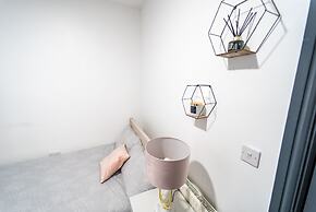 Spacious Studio Near City Centre!