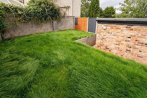 Spacious Studio Near City Centre!