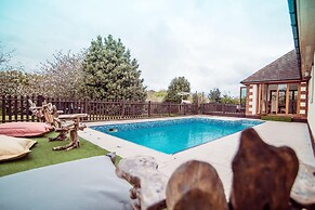 Threeways Retreat With Heated Swimming Pool