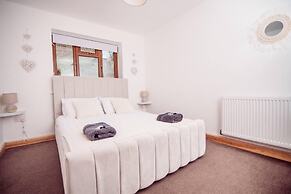 Threeways Retreat With Heated Swimming Pool