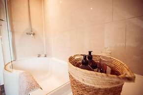 Threeways Retreat With Heated Swimming Pool