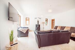 Threeways Retreat With Heated Swimming Pool