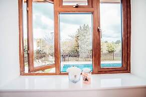 Threeways Retreat With Heated Swimming Pool