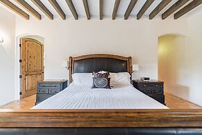 Cypress House & Studio, Walk To Healdsburg Plaza 3 Bedroom Home by Red