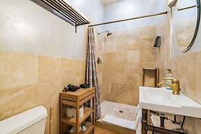 Cypress House & Studio, Walk To Healdsburg Plaza 3 Bedroom Home by Red