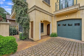 Cypress House & Studio, Walk To Healdsburg Plaza 3 Bedroom Home by Red