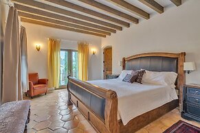 Cypress House & Studio, Walk To Healdsburg Plaza 3 Bedroom Home by Red