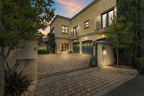Cypress House & Studio, Walk To Healdsburg Plaza 3 Bedroom Home by Red